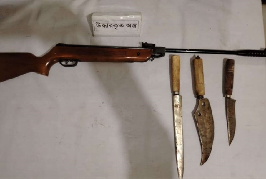 কুমিল্লার লালমাইয়ে যৌথ বাহিনীর অভিযানে অবৈধ অস্ত্রসহ সন্ত্রাসী আটক